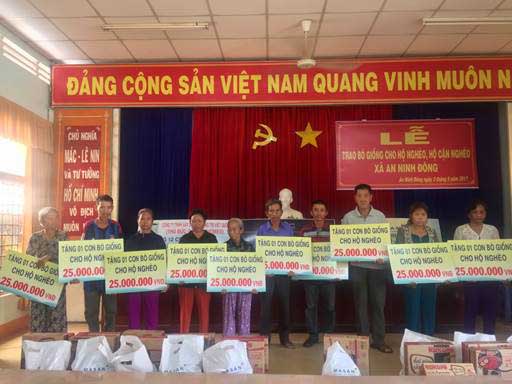 Novaland hỗ trợ bò cho gia đình khó khăn ở Long An