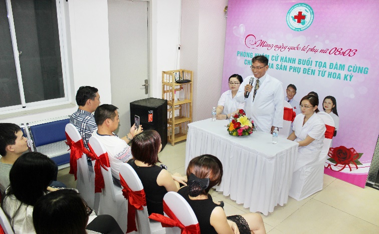 Tiến sĩ, bác sĩ Bich Le trong buổi tọa đàm liên quan đến bệnh phụ khoa diễn ra đúng dịp 8-3