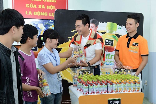 Phan Anh tận tay trao sữa trái cây Nutriboost đến người dân địa phương với lời chúc cho một mùa xuân mới nhiều sức khỏe