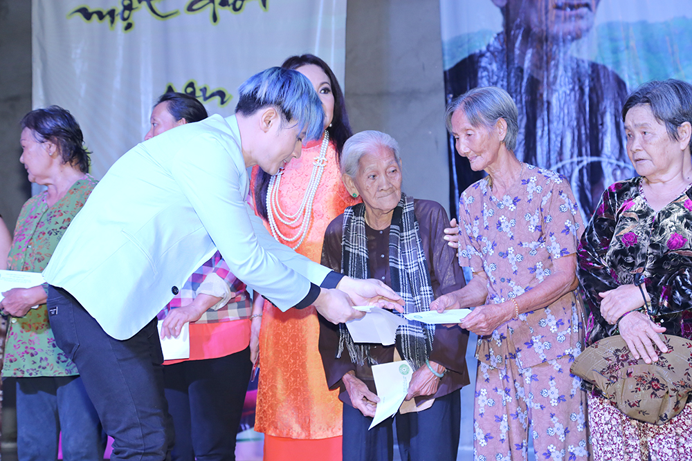 Nguyên Vũ dùng tiền bán đấu giá tặng quà cho người nghèo - Ảnh 4.