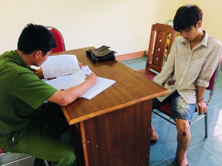 D&ugrave;ng dao khống chế con tin rồi buộc xe c&ocirc;ng an chạy l&ograve;ng v&ograve;ng - Ảnh 2.