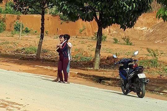 Dùng dao khống chế con tin rồi buộc xe công an chạy lòng vòng