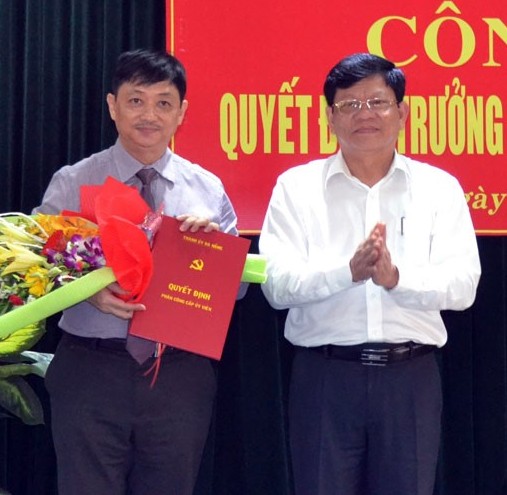 
&Ocirc;ng Đặng Việt Dũng (tr&aacute;i) điều động giữ chức Trưởng ban Tuy&ecirc;n gi&aacute;o Th&agrave;nh ủy Đ&agrave; Nẵng
