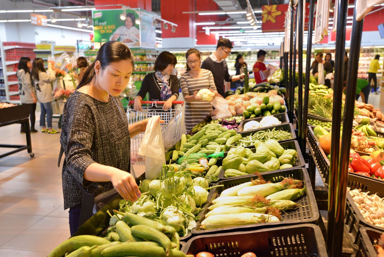 Người ngh&egrave;o kh&ocirc;ng c&ograve;n sức chống trả việc tăng thuế VAT - Ảnh 2.