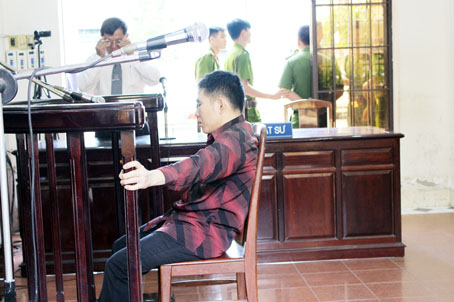 Quặn thắt lòng với bé gái nơi sân tòa