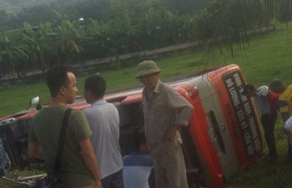 Hãng xe buýt 3 ngày liền có xe lao xuống ruộng làm khách kinh sợ
