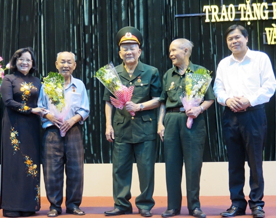 Lãnh đạo TP HCM chúc Tết gia đình chính sách