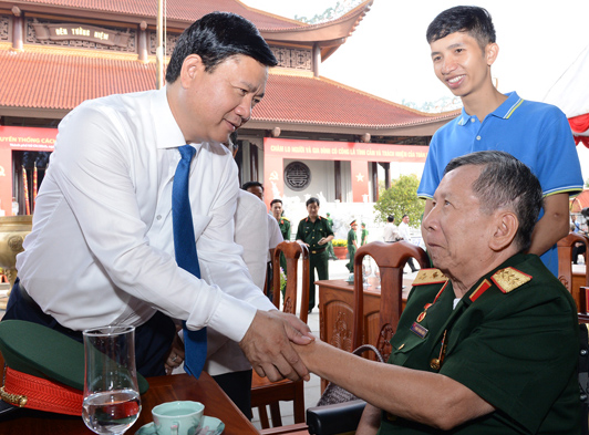 
B&iacute; thư Đinh La Thăng thăm hỏi đại biểu tham dự cuộc họp mặt truyền thống C&aacute;ch mạng S&agrave;i G&ograve;n - Chợ Lớn - Gia Định.
