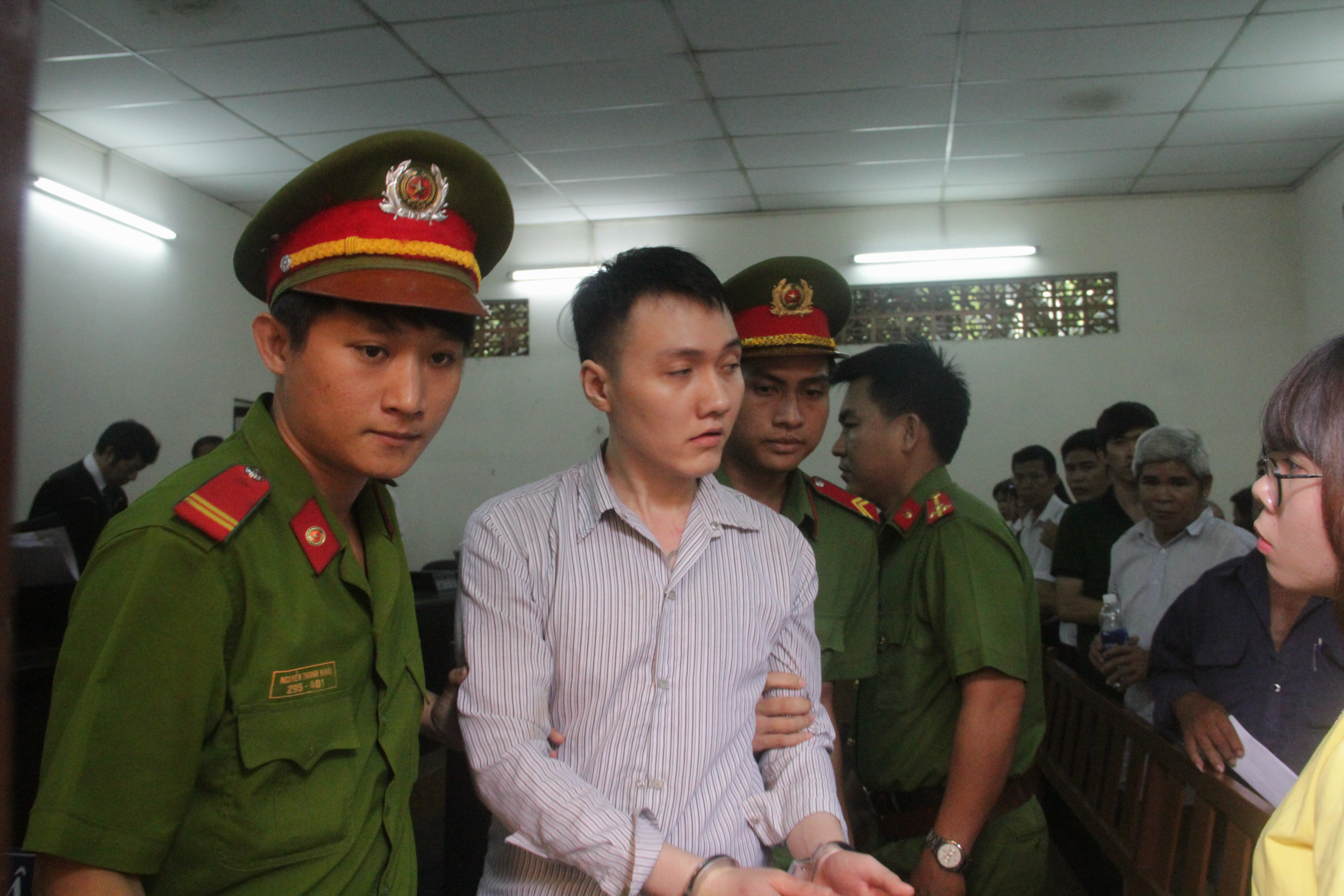 G&atilde; h&agrave;ng x&oacute;m s&aacute;t hại nh&acirc;n vi&ecirc;n ng&acirc;n h&agrave;ng - Ảnh 1.