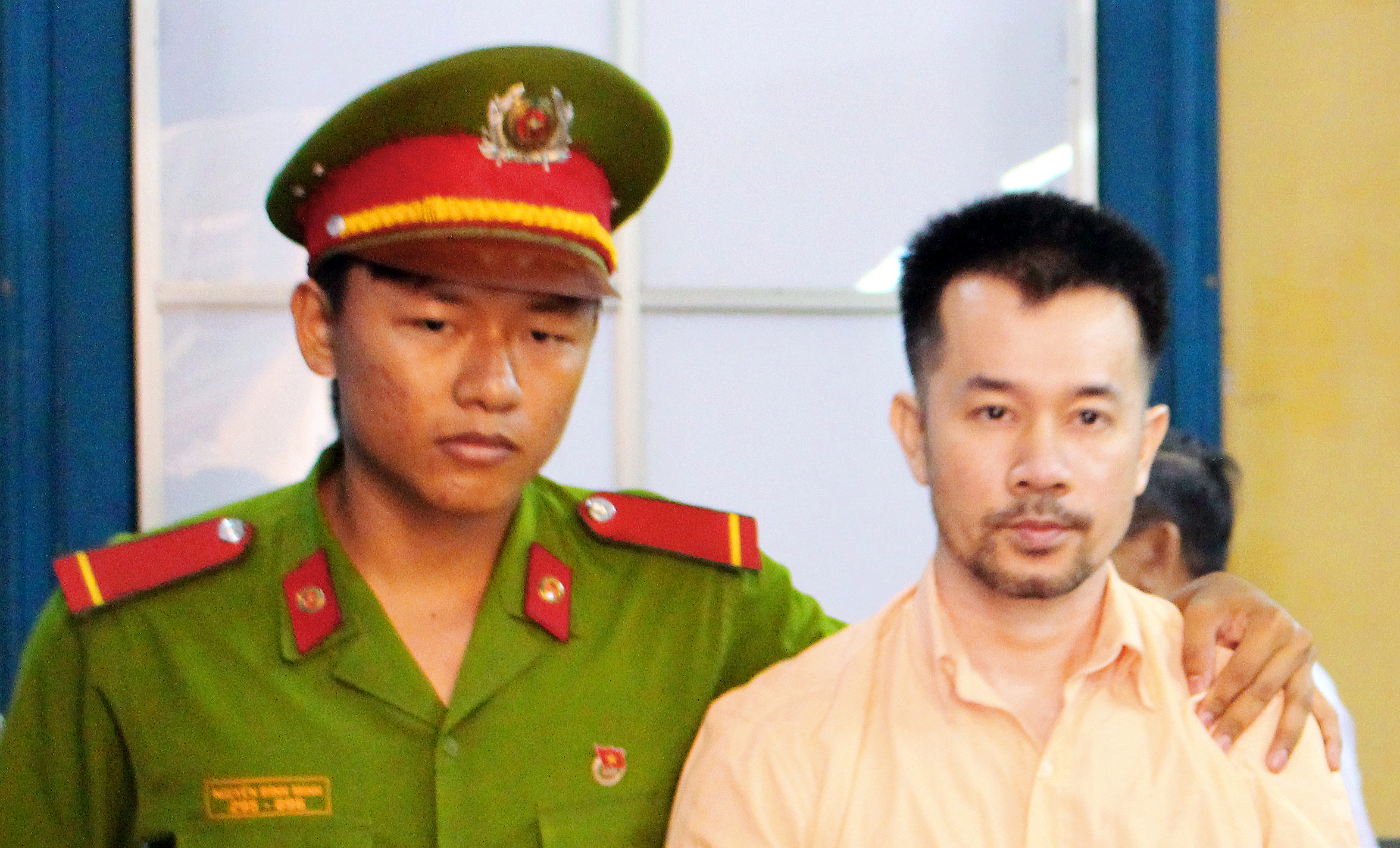 Bị cáo Phạm Trung Dũng được áp giải sau phiên tòa.