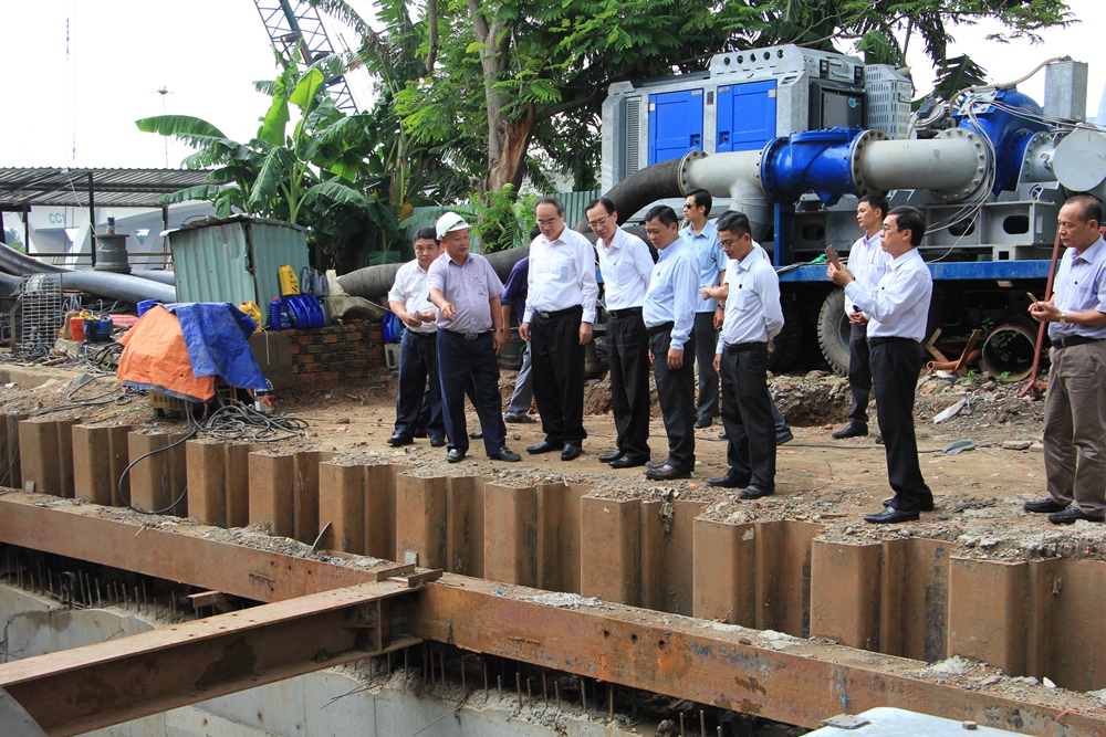 B&iacute; thư Nguyễn Thiện Nh&acirc;n thị s&aacute;t si&ecirc;u m&aacute;y bơm chống ngập trước giờ vận h&agrave;nh - Ảnh 1.