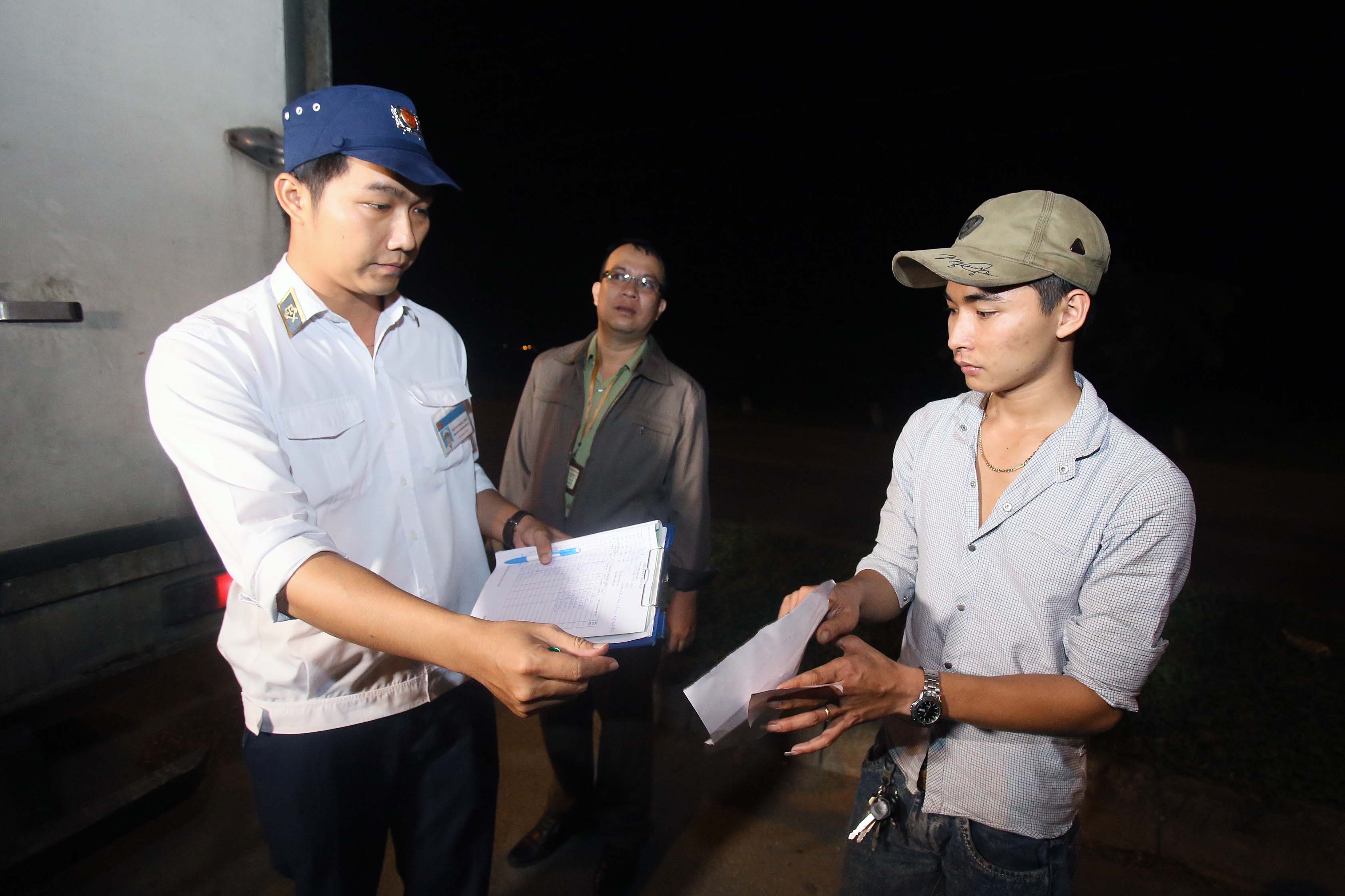 Thịt heo không rõ nguồn gốc vẫn tràn vào TP HCM - Ảnh 8.