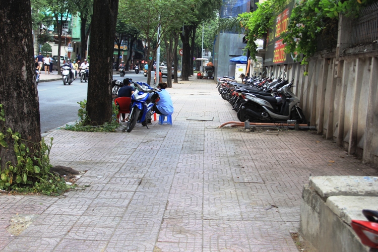 ... Vỉa hè đã thông thoáng, bãi giữ xe cũng chỉ dựng một hàng, người đi bộ thoải mái qua lại