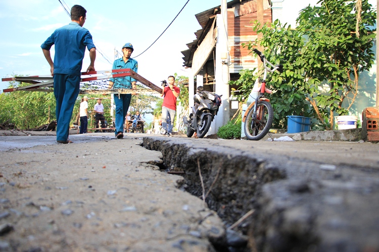 Lấp hố xoáy đe dọa kéo sập nhà dân ở Nhà Bè
