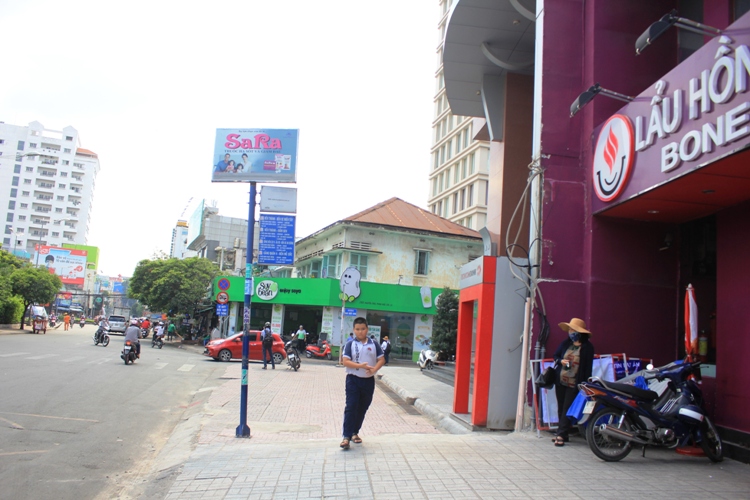 Tương tự, bức tường trước nhà số 208 Nguyễn Trãi không còn, trông thật sướng mắt
