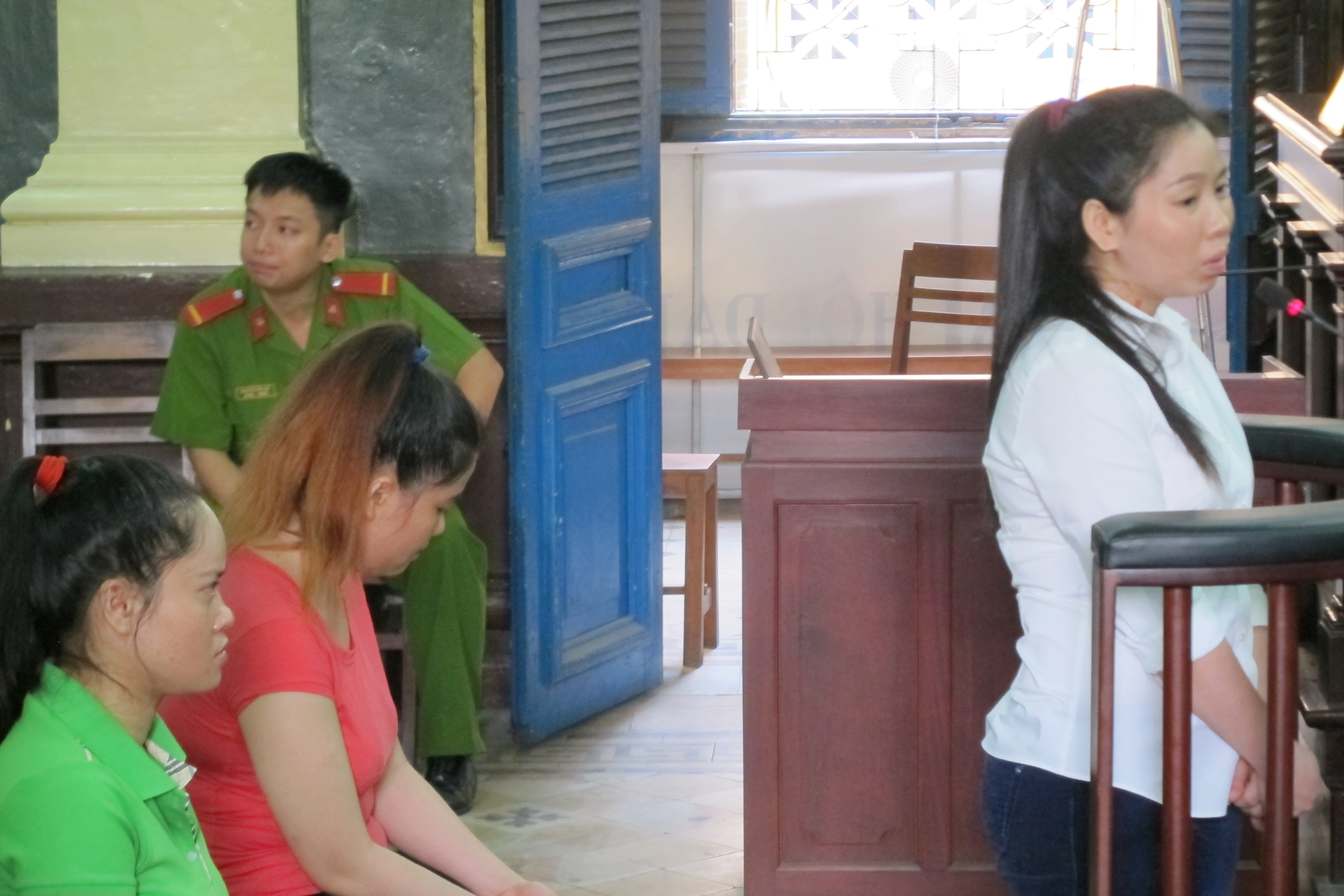 Lôi kéo cả cha chồng đi lừa phụ nữ mê trai Tây