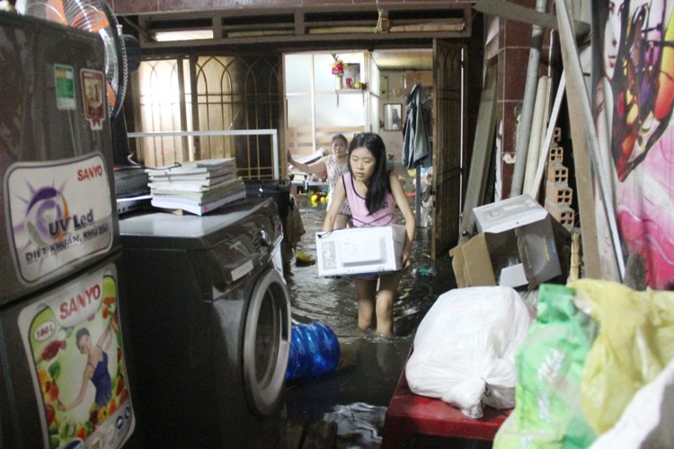 Bung nắp cống, dân quận 12 trắng đêm chống ngập