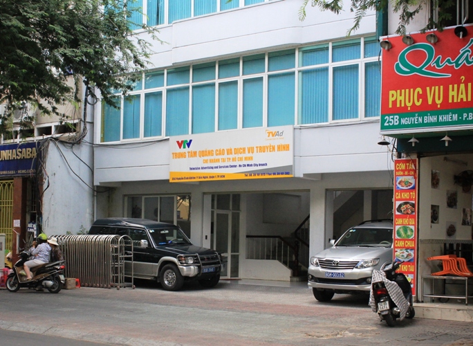 Nhiều xe biển xanh trên đường Nguyễn Bỉnh Khiêm đã đậu đúng chỗ, không còn lòi ra vỉa hè