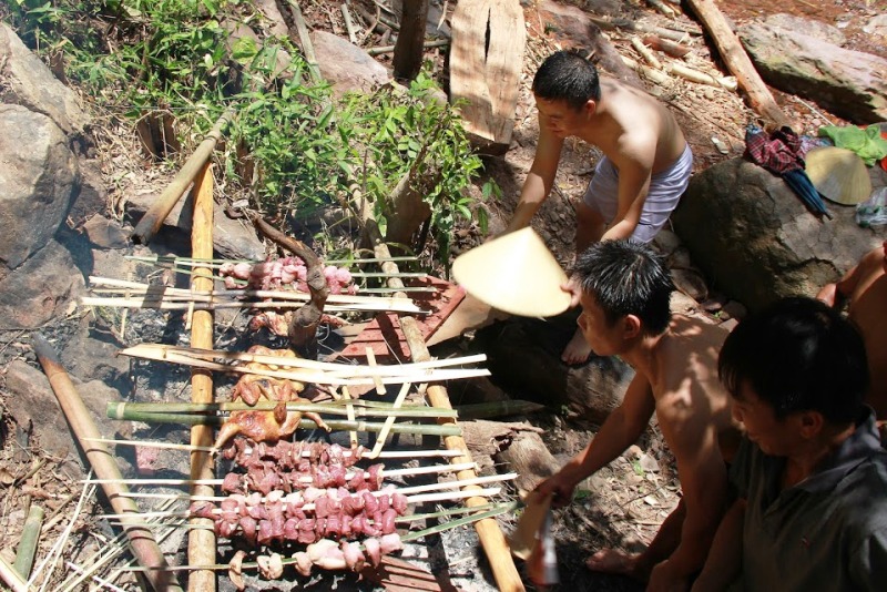 Người d&acirc;n &ugrave;n &ugrave;n xuống biển, v&agrave;o rừng trốn nắng n&oacute;ng - Ảnh 8.