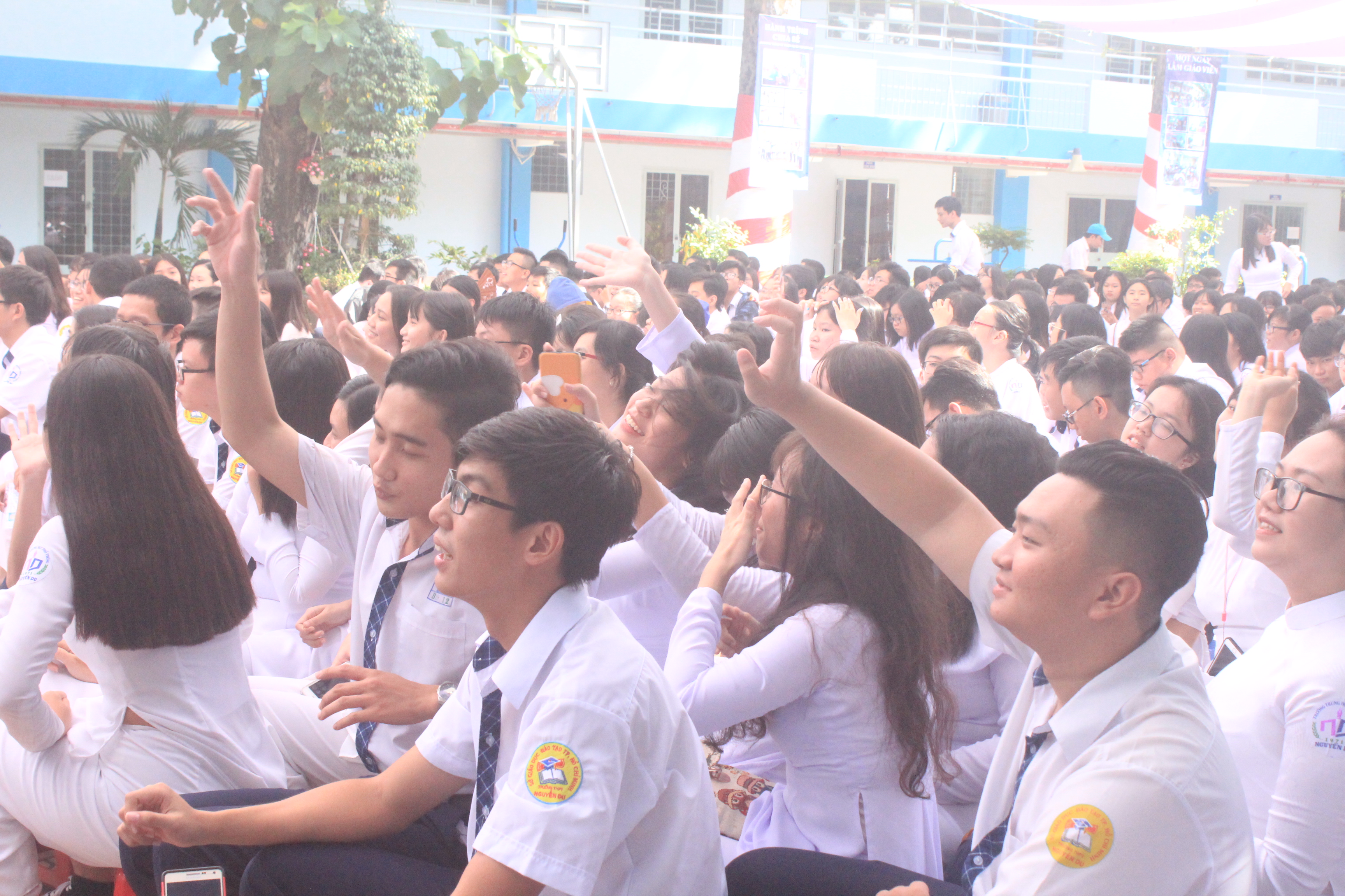 Bãi giữ xe, căn tin, hồ bơi trường học phải đấu thầu công khai - Ảnh 1.