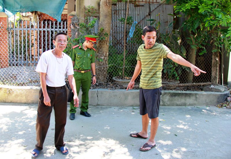 Đang trốn truy nã, ôm mìn ném vào nhà người khác