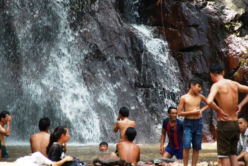 Người d&acirc;n &ugrave;n &ugrave;n xuống biển, v&agrave;o rừng trốn nắng n&oacute;ng - Ảnh 7.