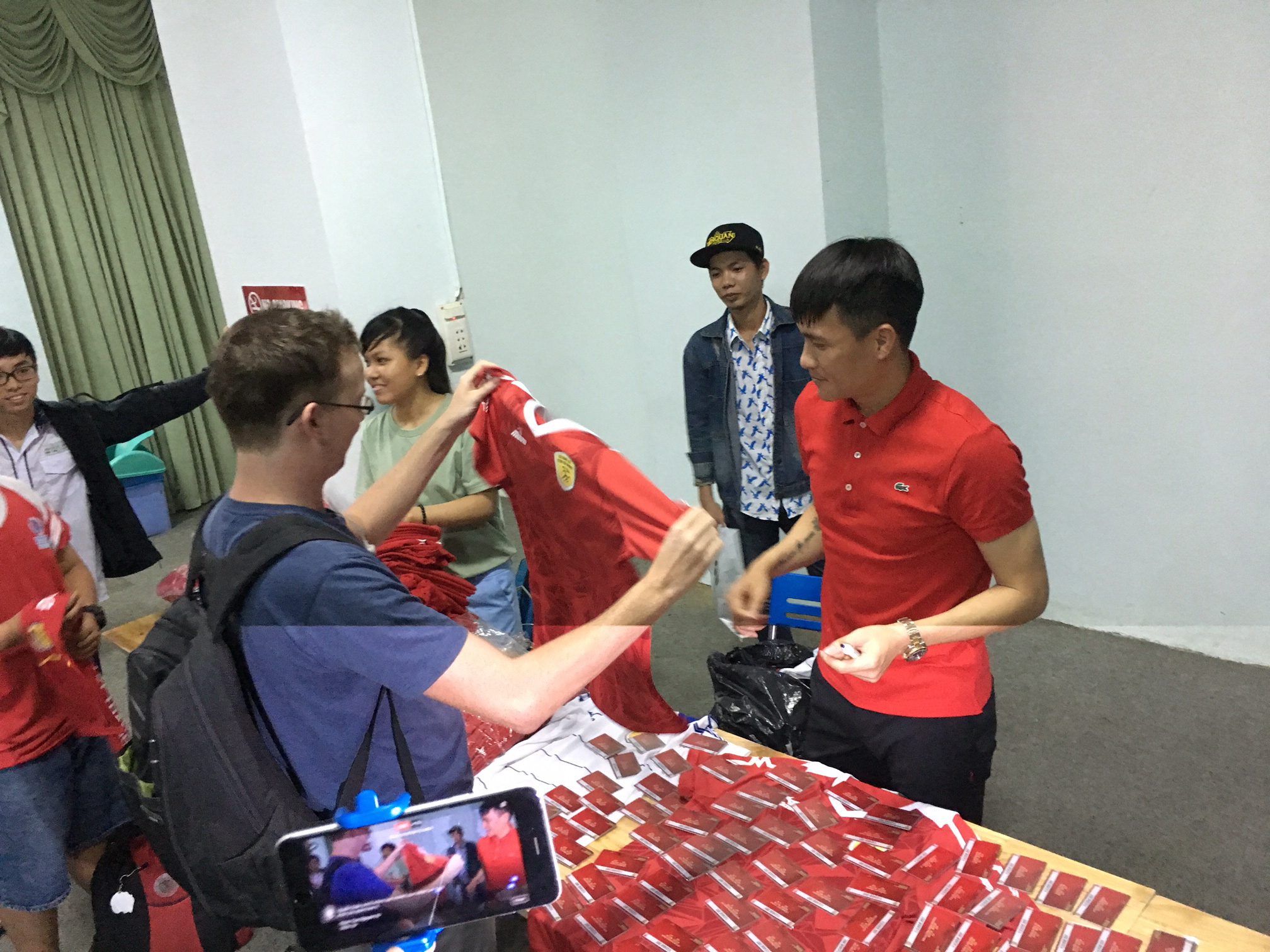 Công Vinh đón khách Tây, CĐV “nhí” mua vé, áo đấu