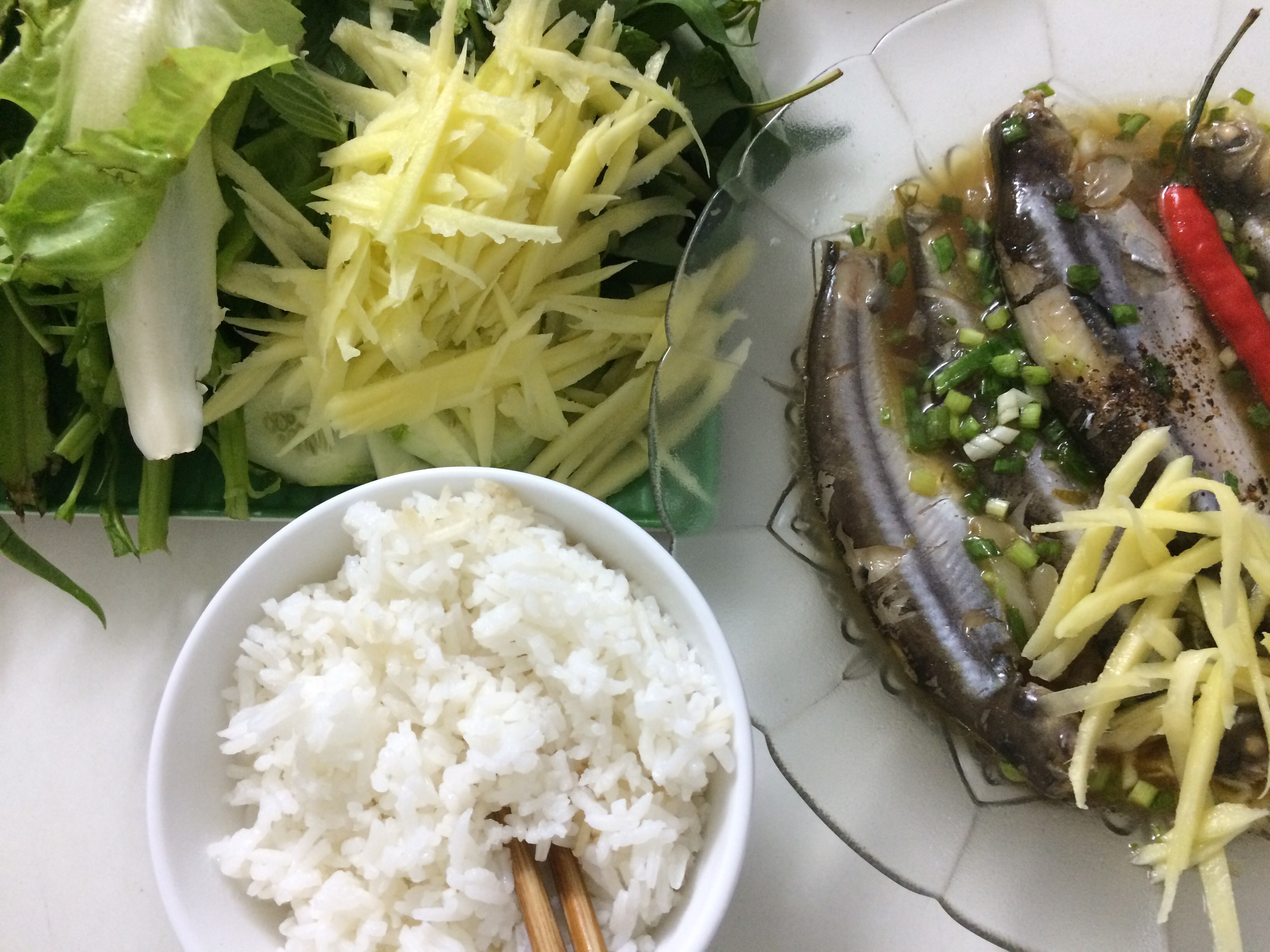 Cá xác sọc kho lạt chấm rau "giải ngấy" sau Tết