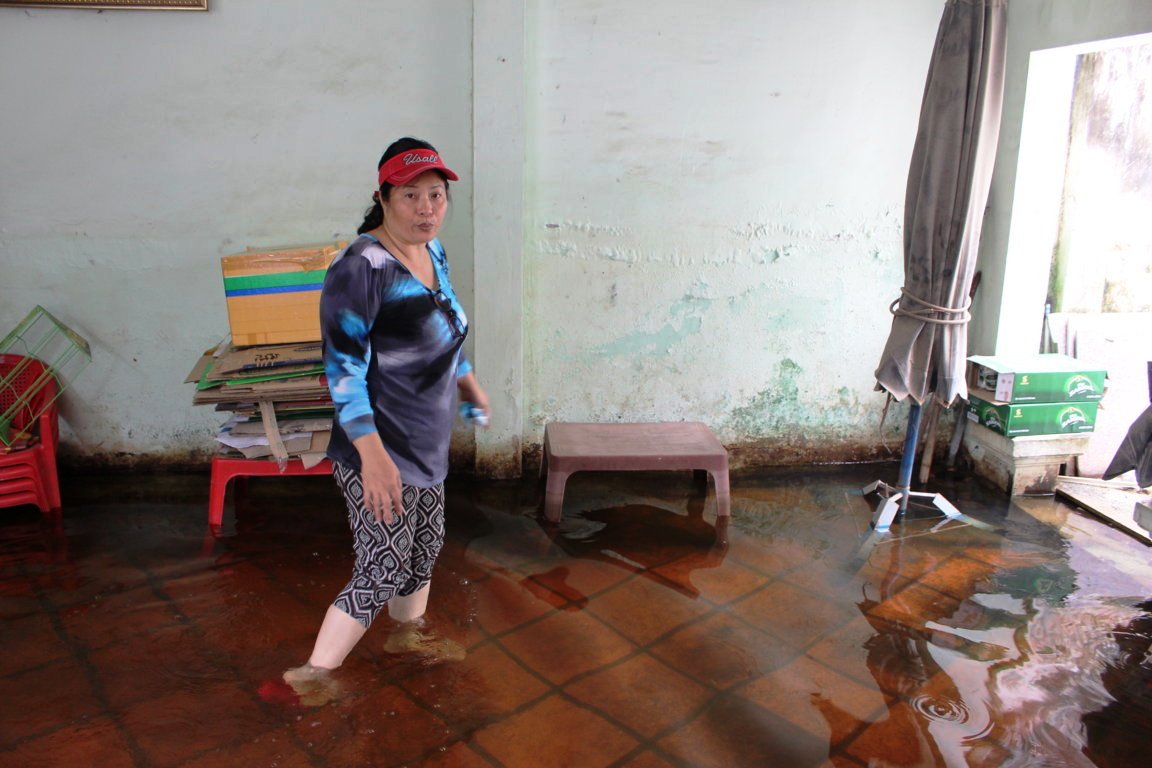 Nhà bà Trà Thị Thanh Hồng ngập từ tháng 10-2016 đến nay nước vẫn chưa rút. Cuộc sống quá khó khăn, mệt mõi vì nhà ngập nước nhiều tháng nay- bà Hồng nói.