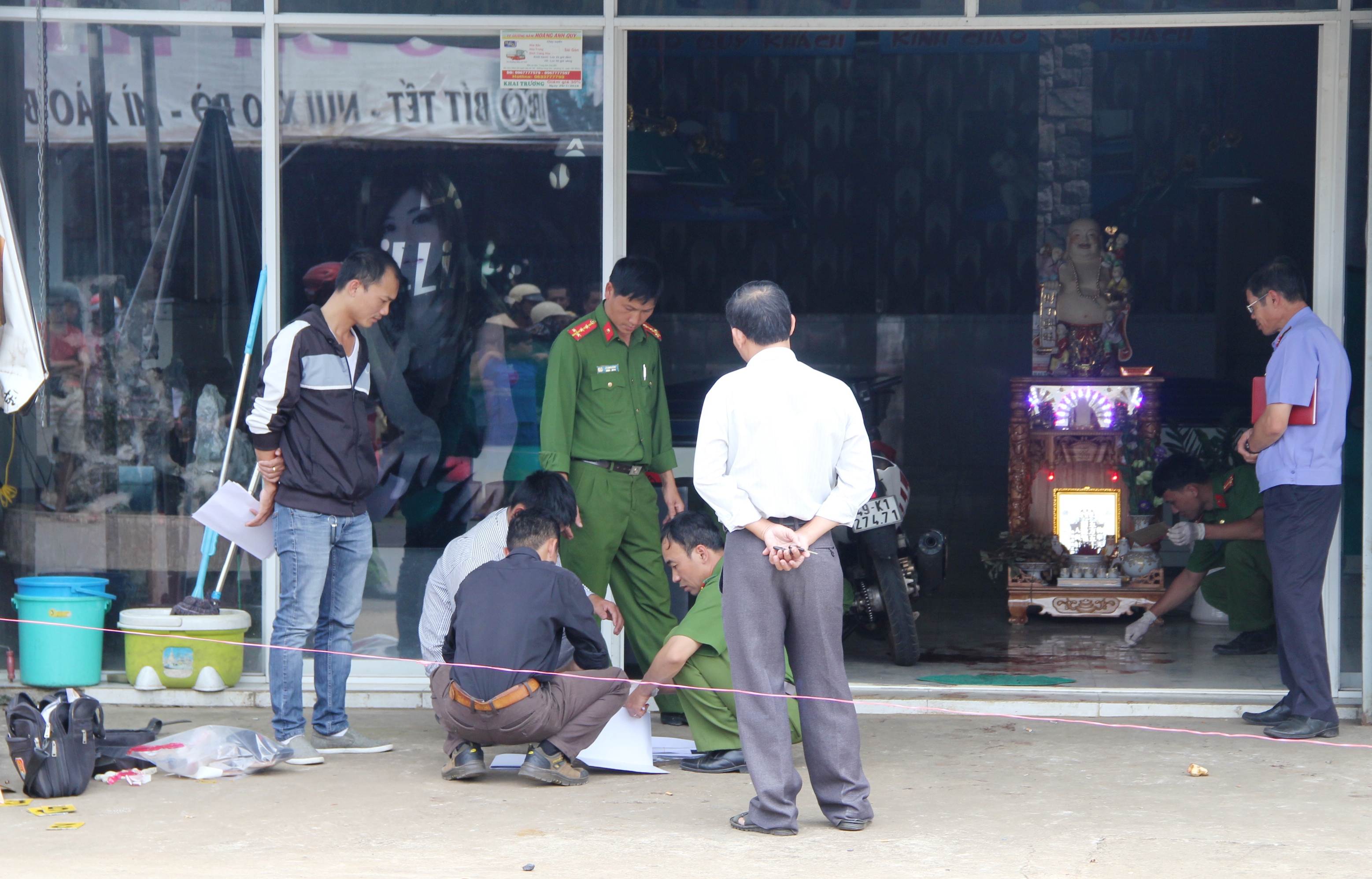 Ngày 15-4, lực lượng chức năng Lâm Đồng khám nghiệm hiện trường điều tra làm rõ.