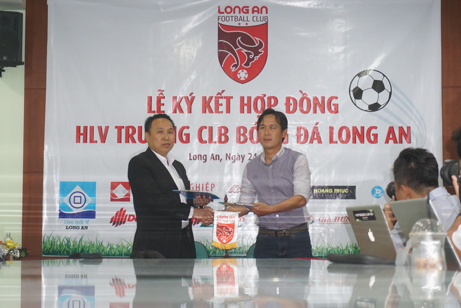 HLV Minh Phương (phải) và tân chủ tịch CLB Long An Nguyễn Môn trong buổi ký hợp đồng
