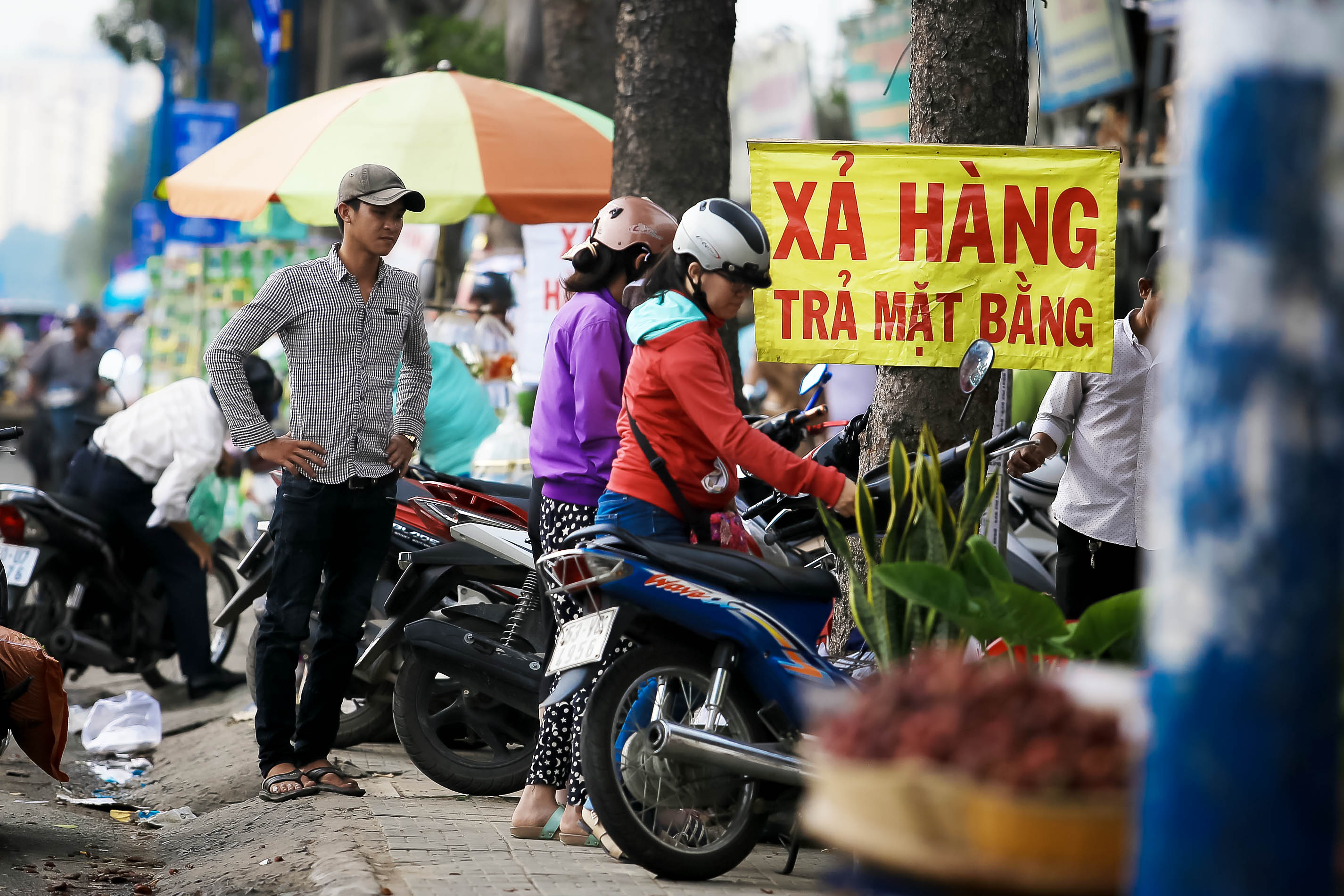 Đồng loạt xả hàng trước ngày trả đất quốc phòng ở Tân Sơn Nhất