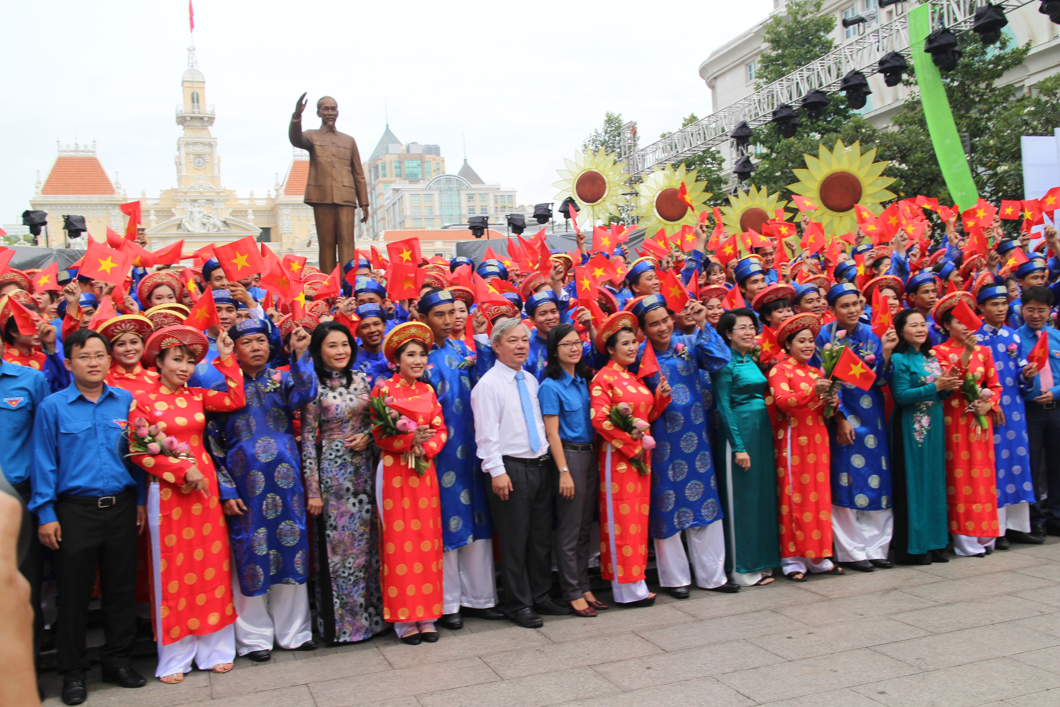 200 cô dâu, chú rể đạp xe diễu hành trong ngày Quốc Khánh