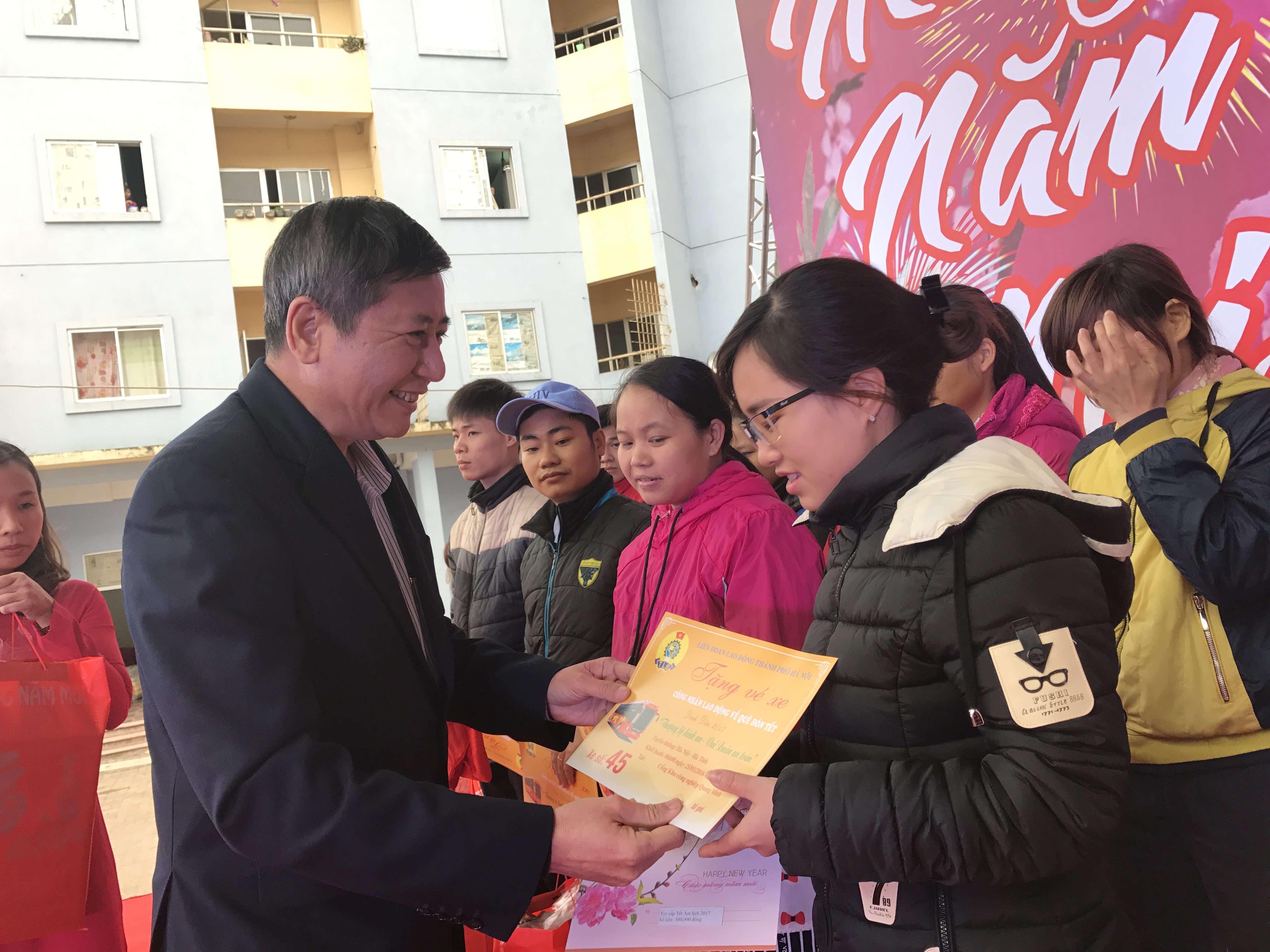 Phó Chủ tịch Thường trực Tổng LĐLĐ Việt Nam, ông Trần Thanh Hải, trao quà và vé xe Tết cho công nhân tại KCN Thăng Long - Ảnh: Văn Duẩn