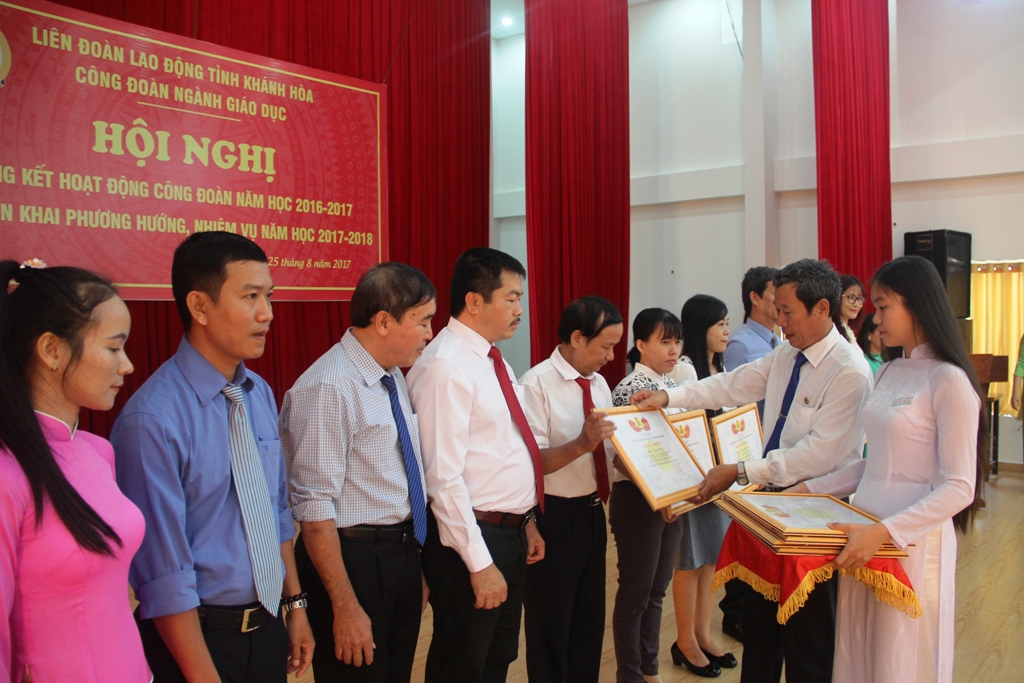 Công đoàn GD - ĐT Khánh Hòa khen thưởng 132 tập thể, cá nhân