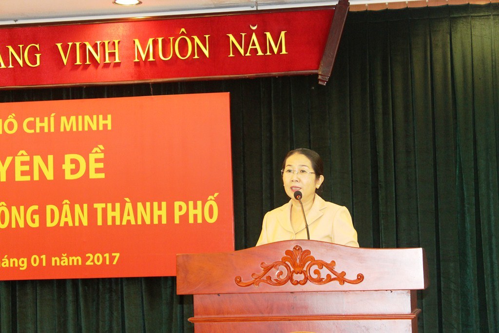 
Ph&oacute; B&iacute; thư Th&agrave;nh ủy TP HCM V&otilde; Thị Dung ph&aacute;t biểu tại hội nghị ng&agrave;y 10-1. Ảnh: Bảo Ngọc
