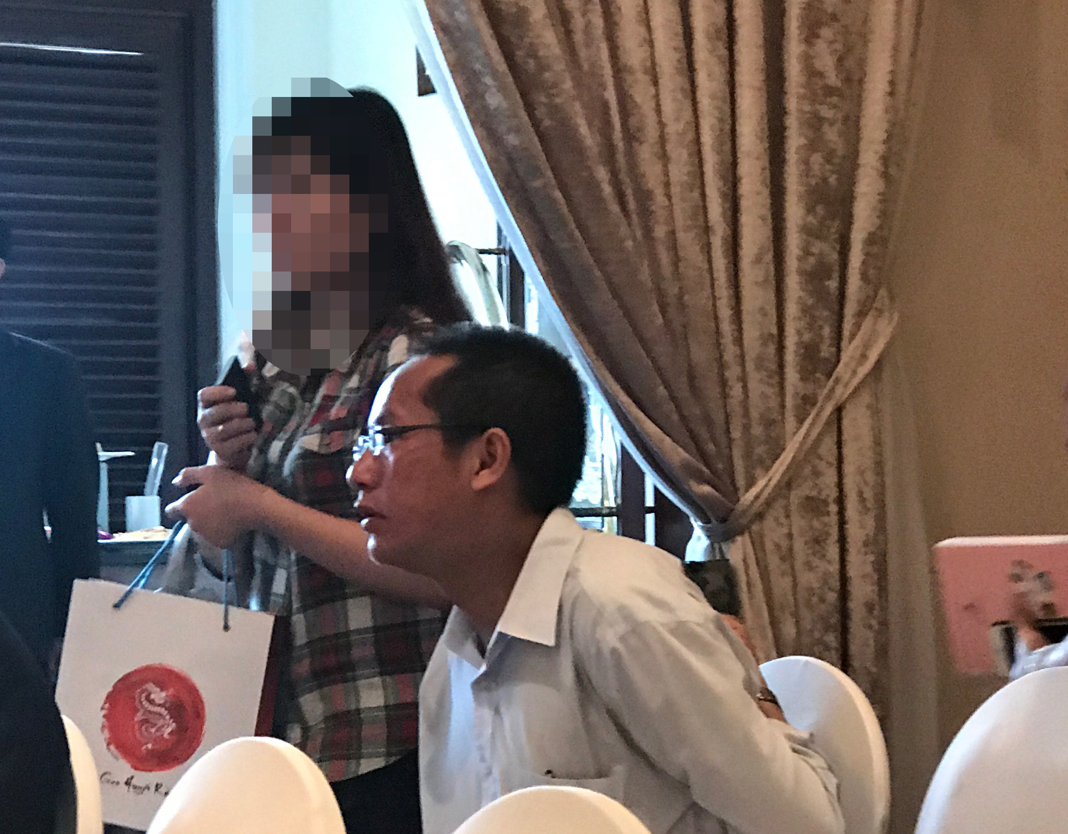 Đối tượng Tùng thường xuyên giả danh Nhà báo có mặt ở các sự kiện, hội nghị để vòi vĩnh quà, phong bì.