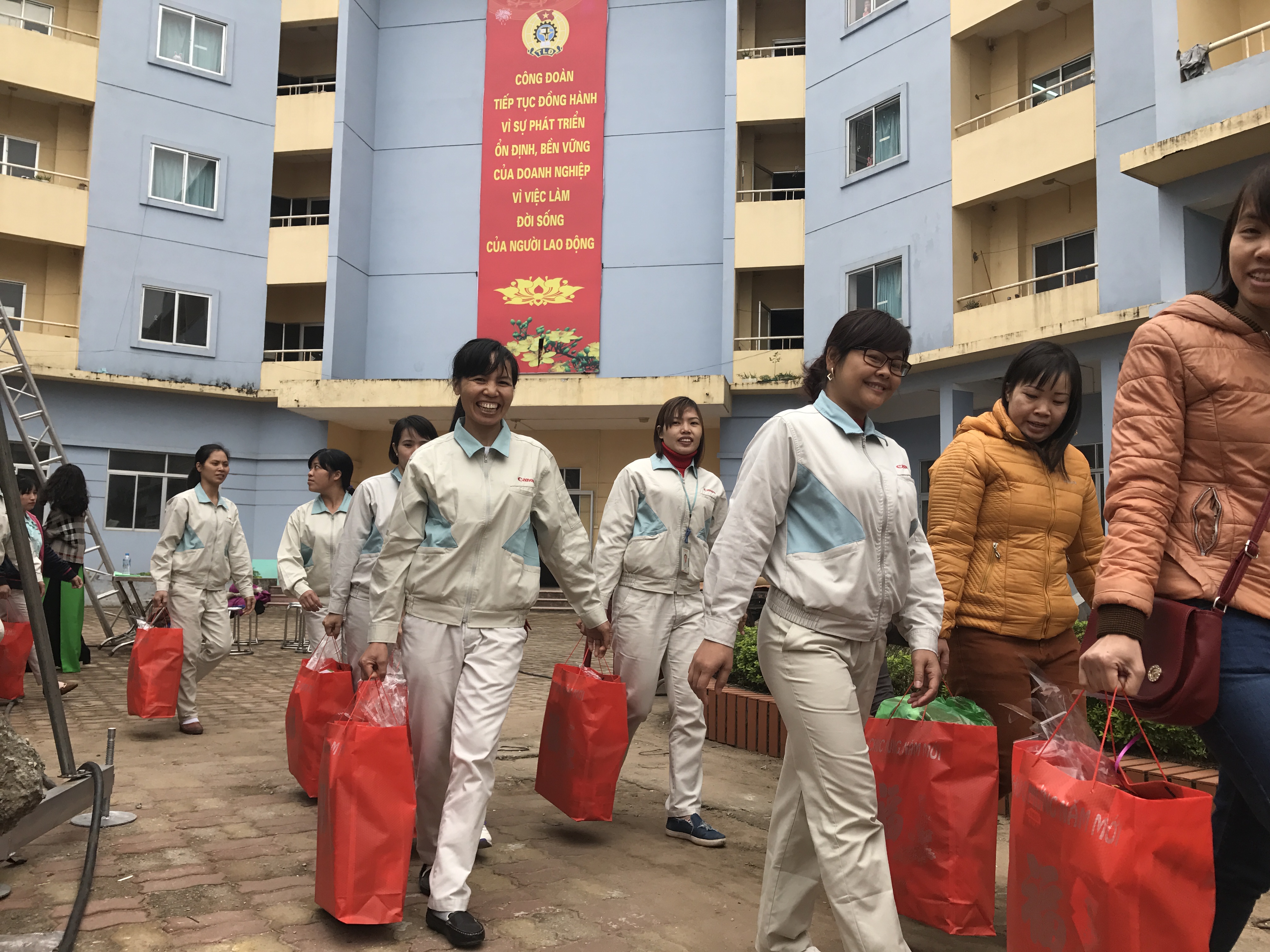 Niềm vui của những công nhân khi đón nhận những món quà, tấm lòng của các cấp công đoàn, mỗi độ Tết đến, Xuân về - Ảnh: Văn Duẩn