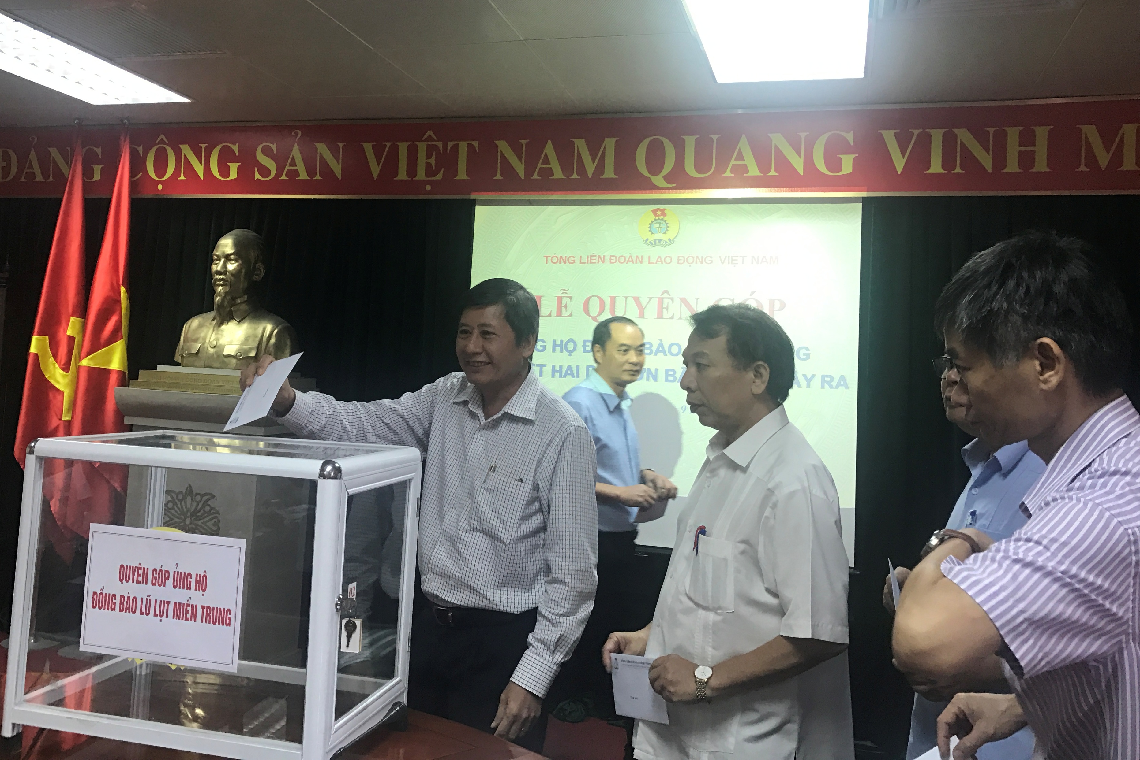 Tổng LĐLĐ Việt Nam kêu gọi ủng hộ đồng bào miền Trung