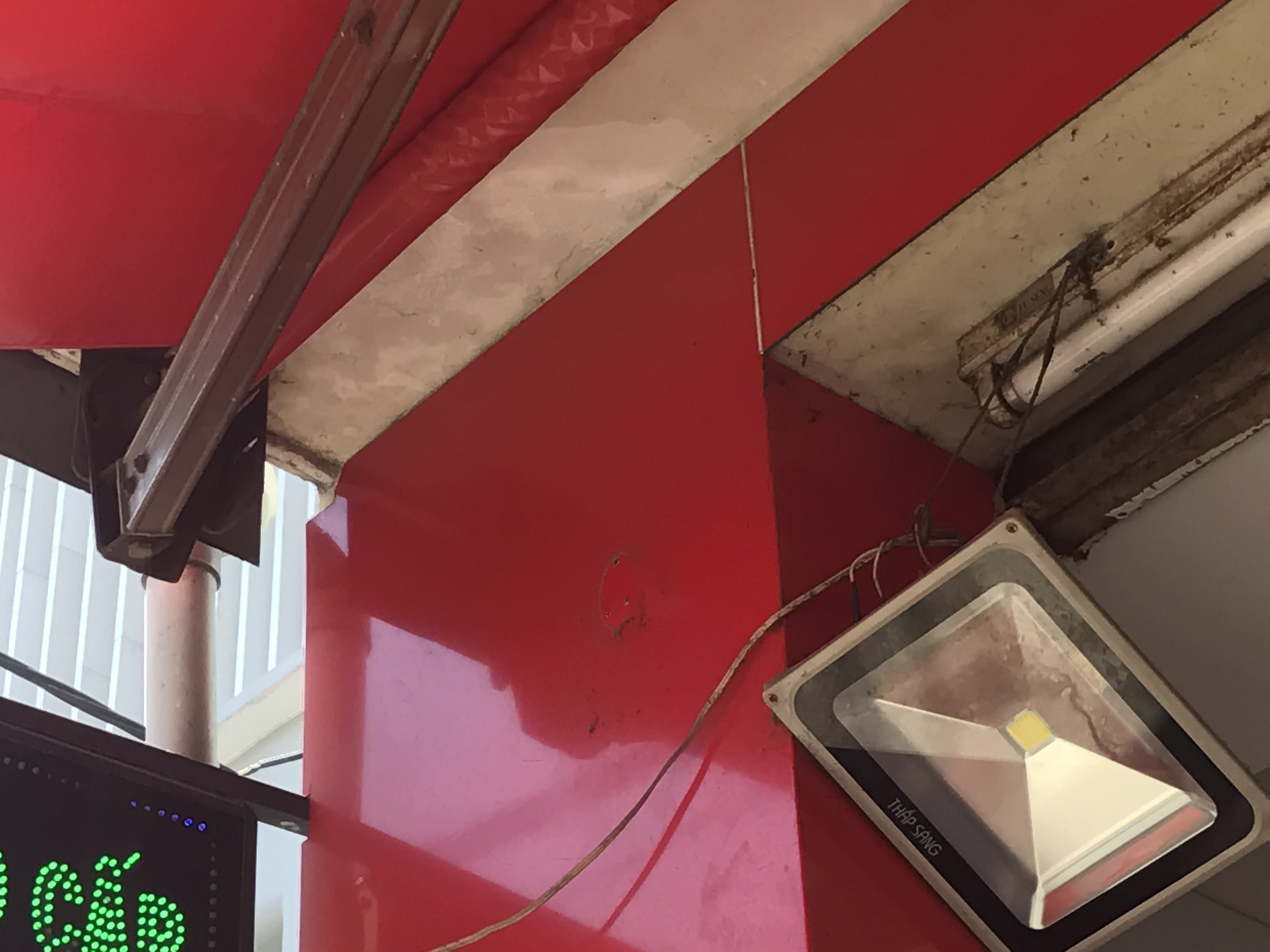 Mặc d&ugrave; vị tr&iacute; camera cao 2 m nhưng t&ecirc;n trộm vẫn tr&egrave;o l&ecirc;n v&agrave; th&aacute;o được.