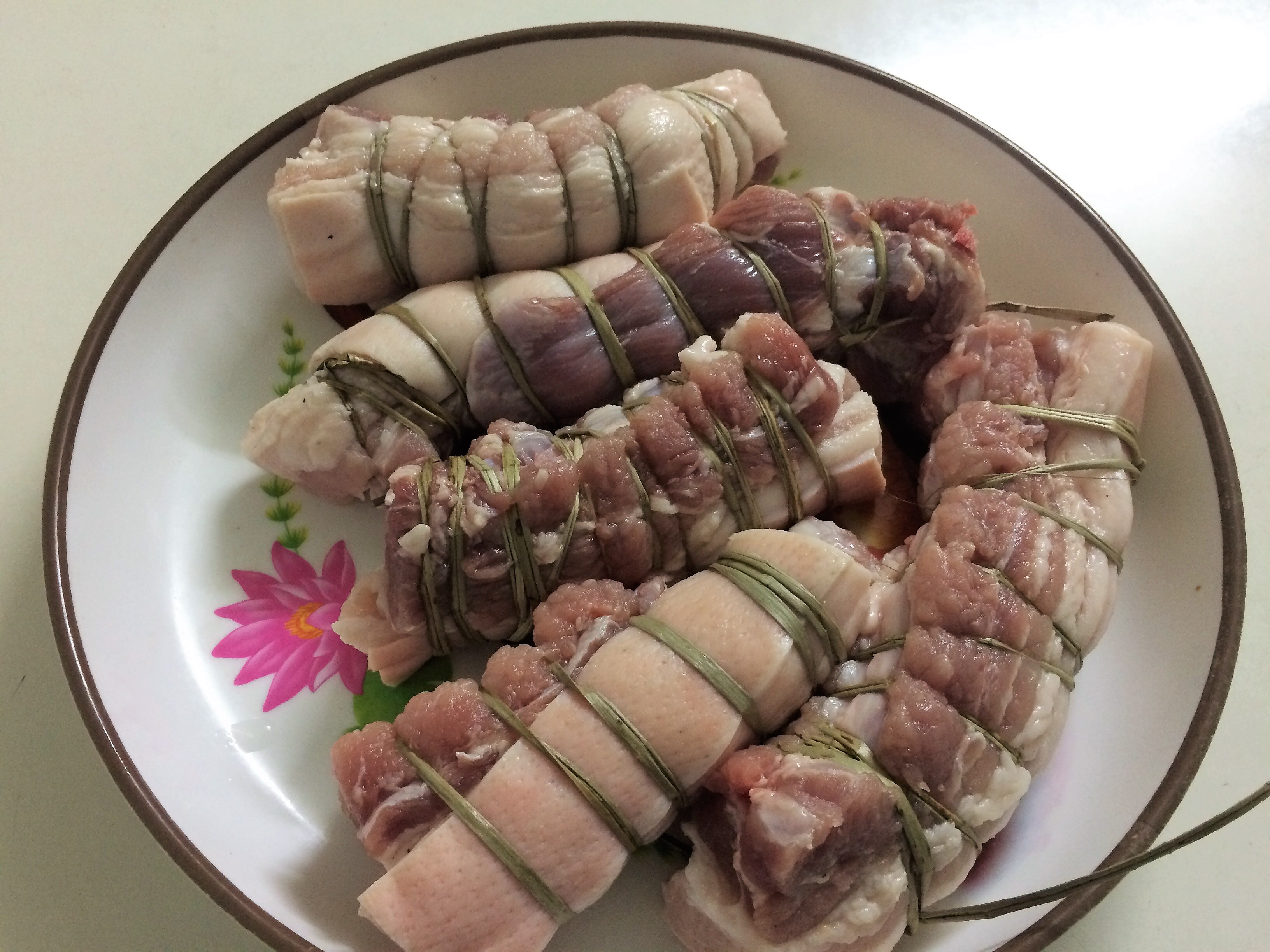 
D&ugrave;ng d&acirc;y lạt quấn thịt lại cho thật chặt
