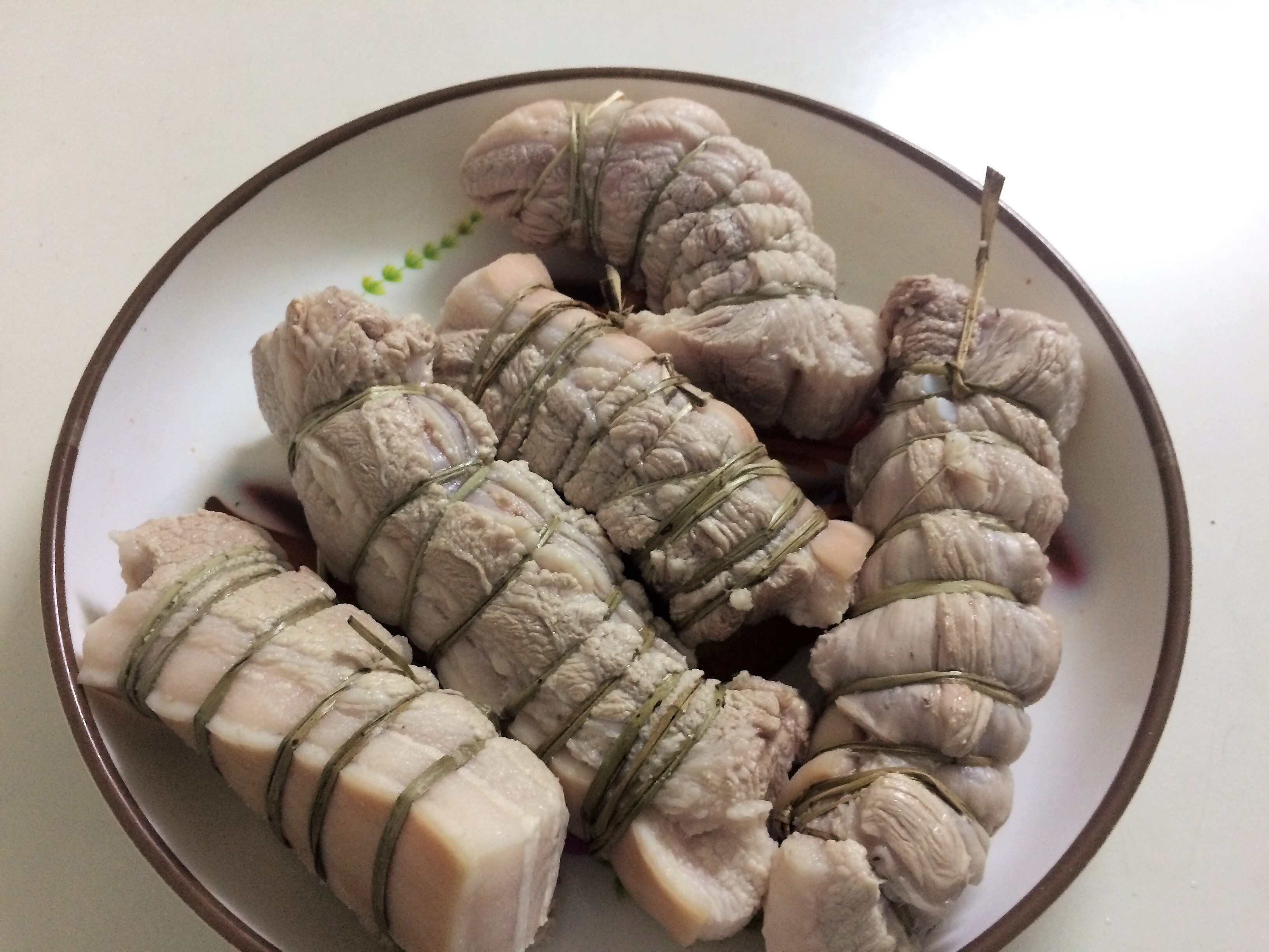 
Thịt luộc xong cho v&agrave;o thau nước lạnh ng&acirc;m từ 15-20 ph&uacute;t
