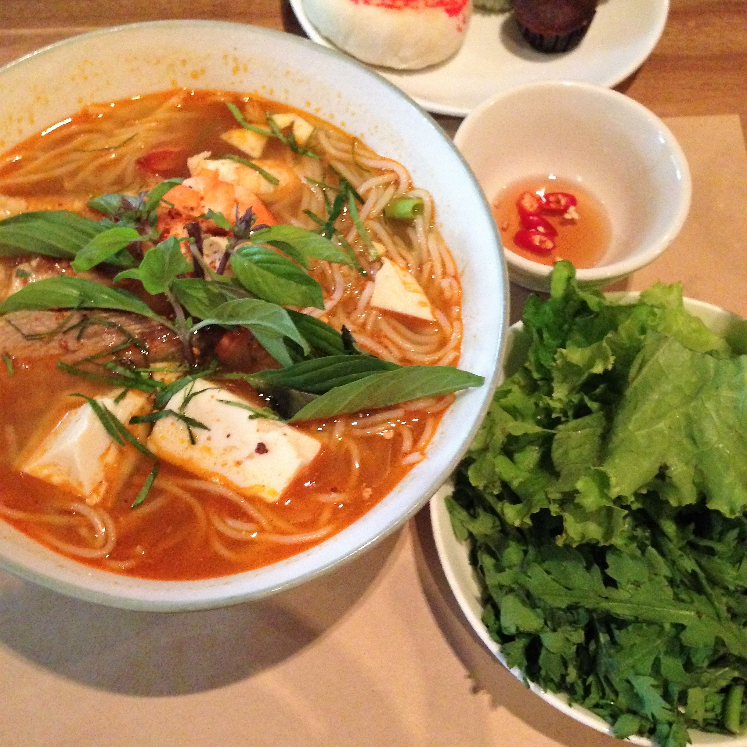 Bún Thái ăn kèm với xà lách, cải cúc và nước mắm trong