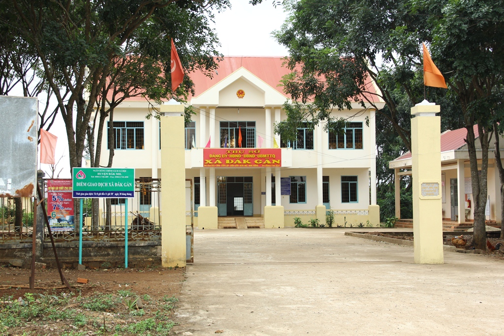 Cô giáo xông vào phòng làm việc công an để đánh người