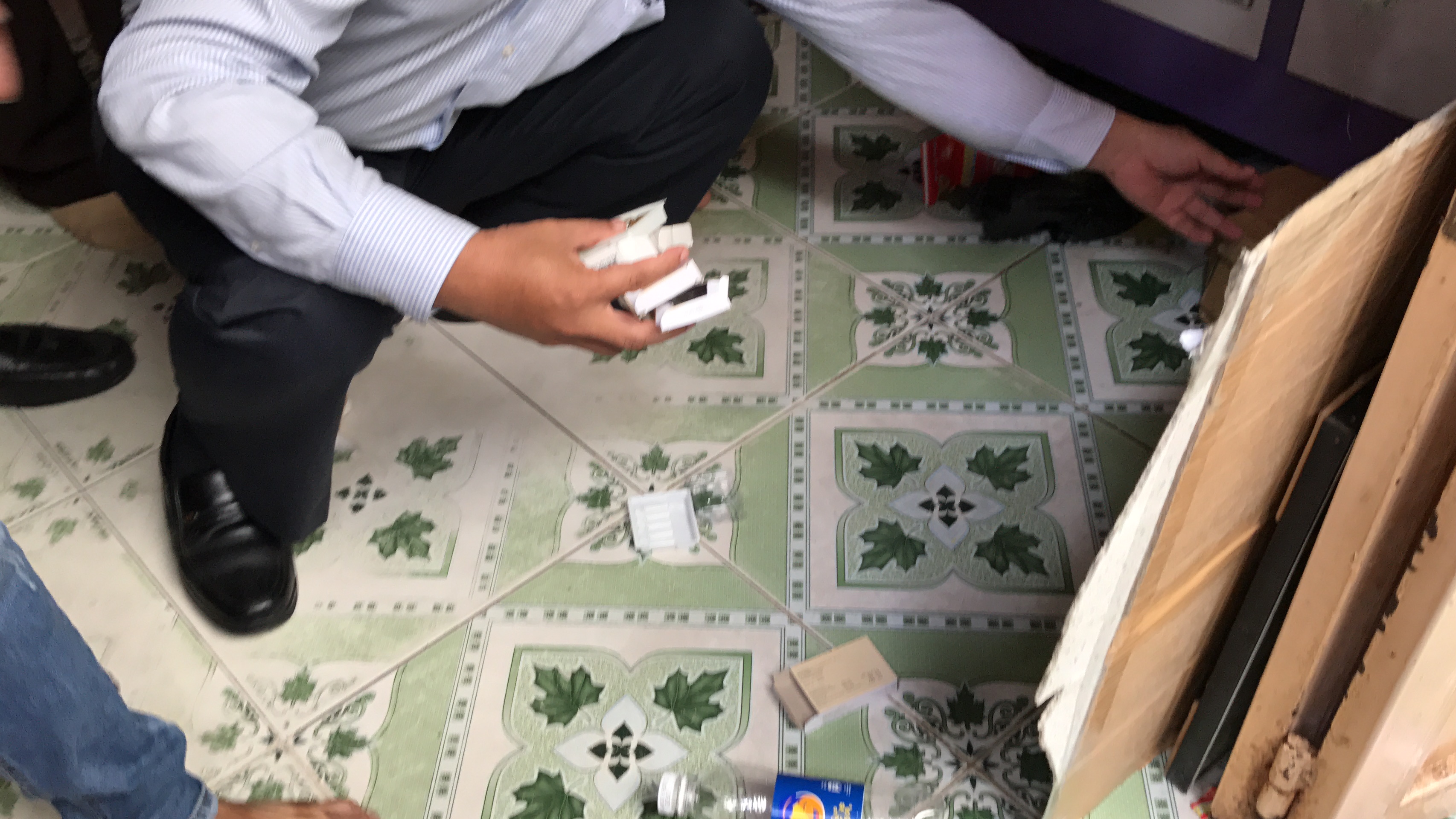 Theo tìm hiểu cơ sở này ngoài việc bán, tiêm chích hormone chuyển giới còn nhận luôn việc vận chuyển người chuyển giới qua Thái Lan để phẫu thuật.