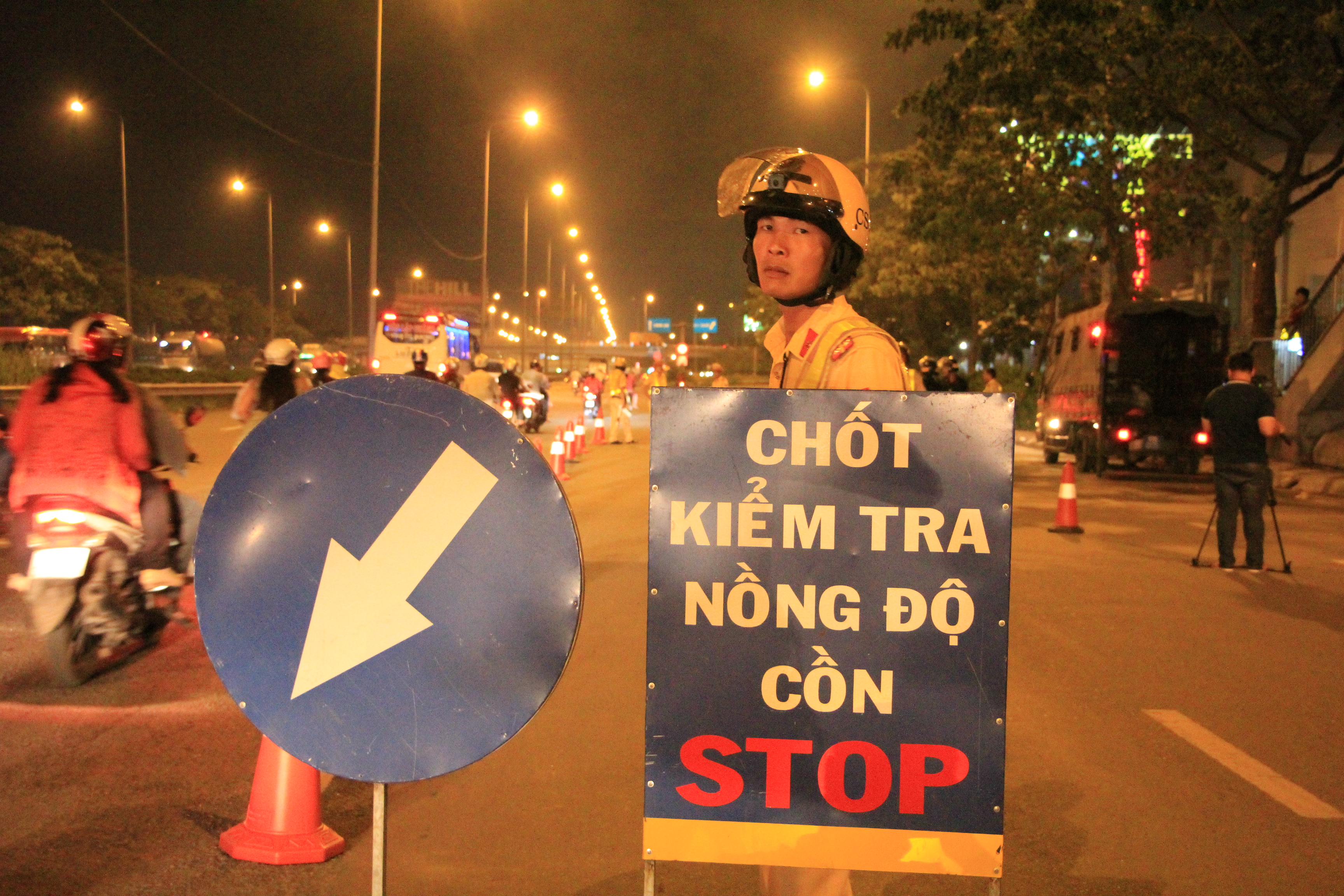 CSGT TP HCM đo nồng độ cồn theo kiểu quốc tế!