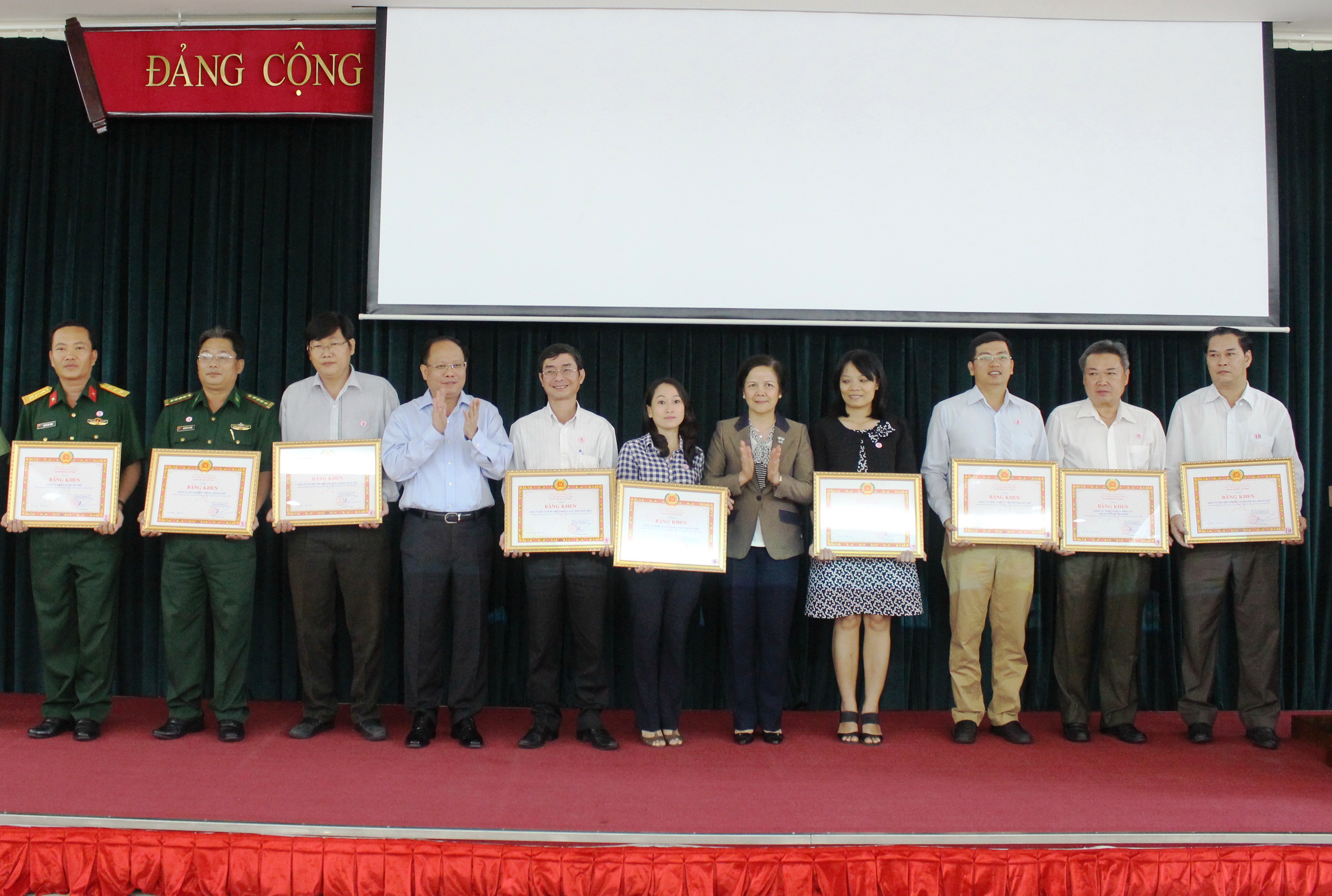 Các tập thể hoàn thành tốt công tác dân vận được nhận bằng khen của Ban Thường vụ Thành ủy TP HCM. Ảnh: Bảo Nghi
