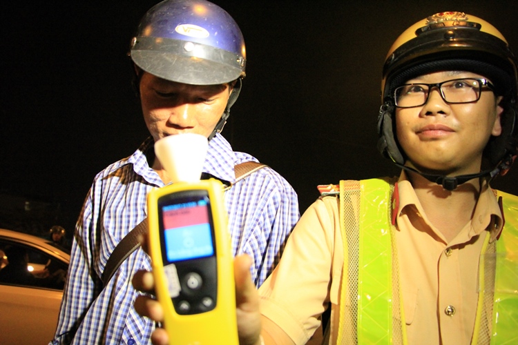 CSGT TP HCM đo nồng độ cồn theo kiểu quốc tế! - Ảnh 7.