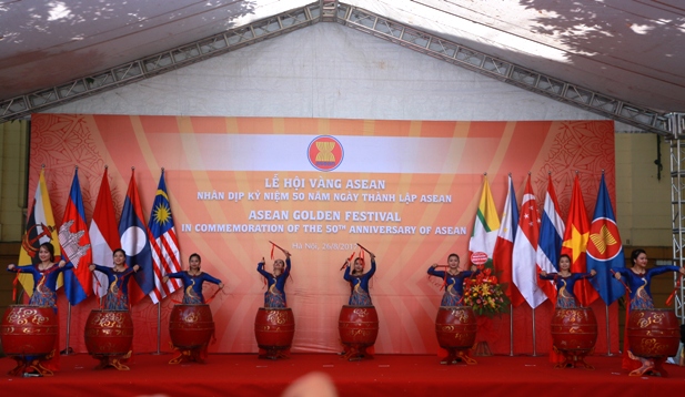 Cận cảnh Phu nh&acirc;n Thủ tướng dự Lễ hội v&agrave;ng ASEAN - Ảnh 4.