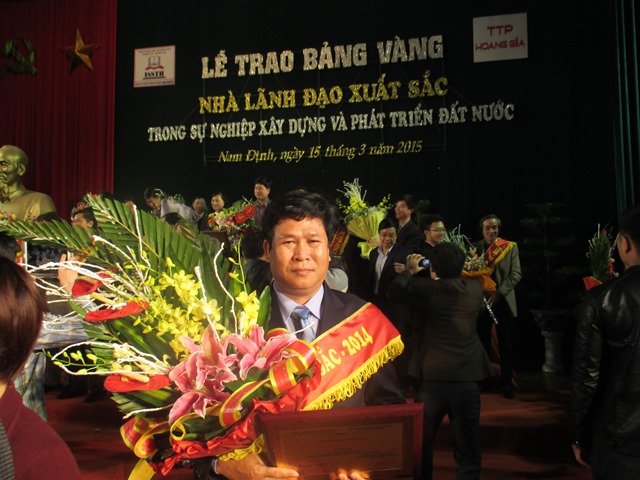 Hiệu trưởng lấy ngân sách "mua" danh hiệu "nhà lãnh đạo xuất sắc"